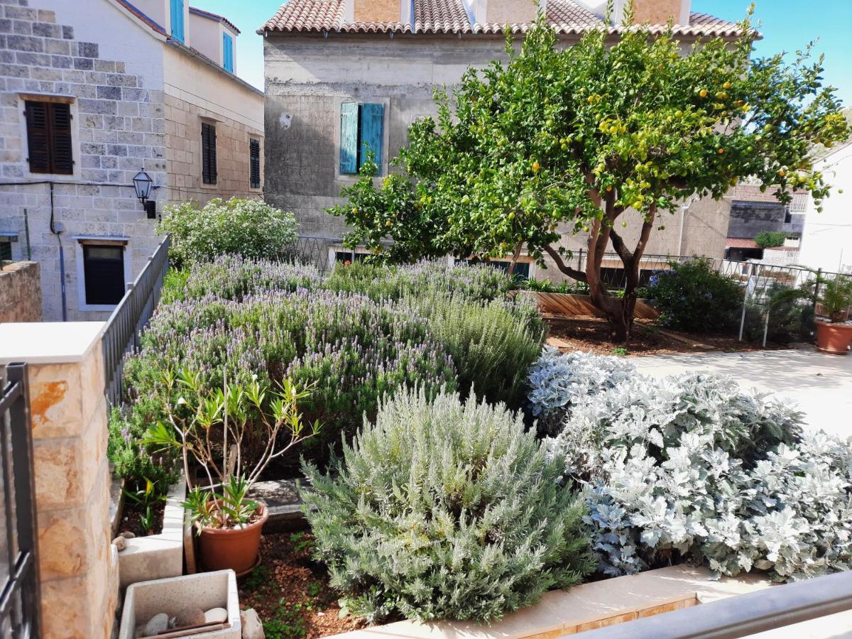 Apartments Villa Beba Komiža Kültér fotó